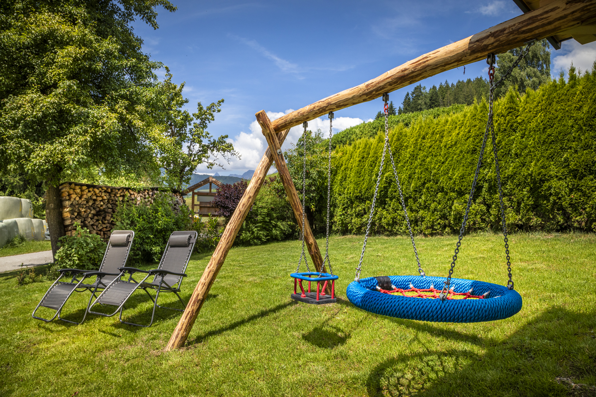 Schaukel und Liegen der Ferienwohnung Maierlehen